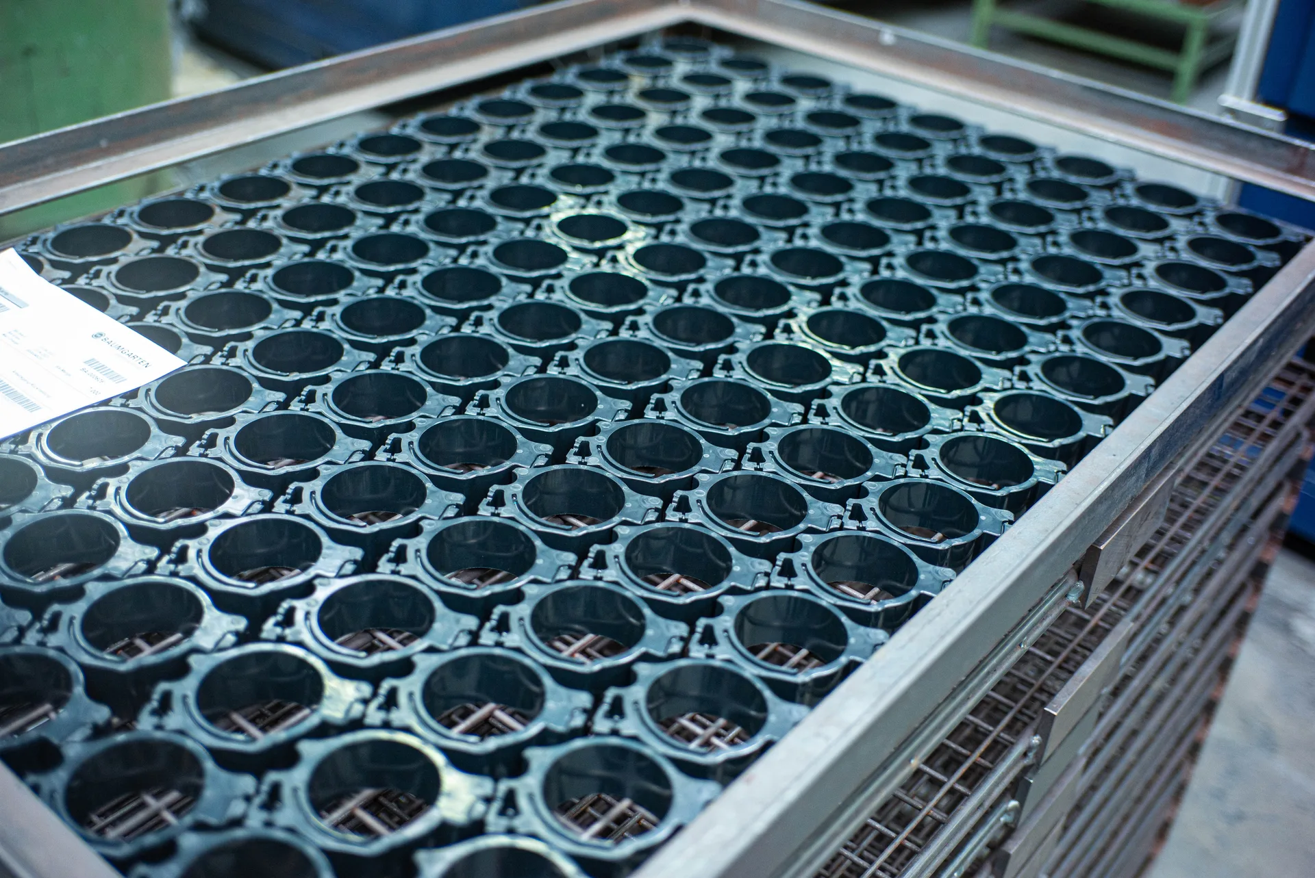 Gitterbox voller schwarzer Duroplast-Formteile