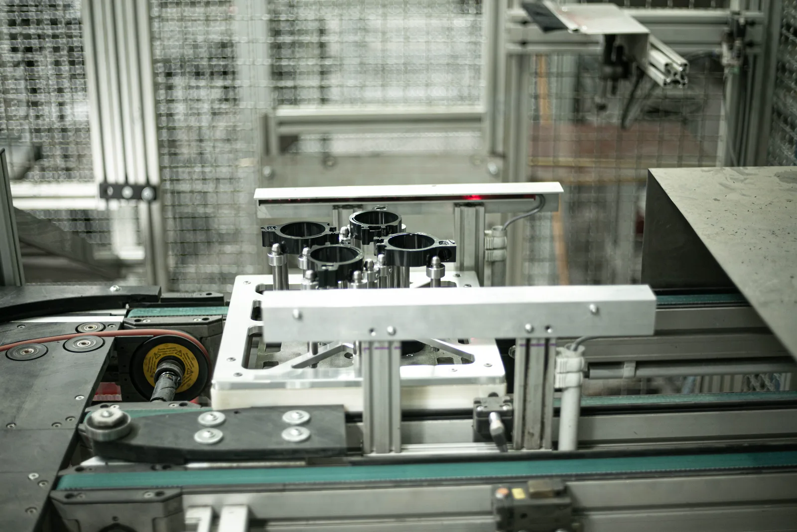 Automatisiertes Handling umspritzter Duroplast-Bauteile