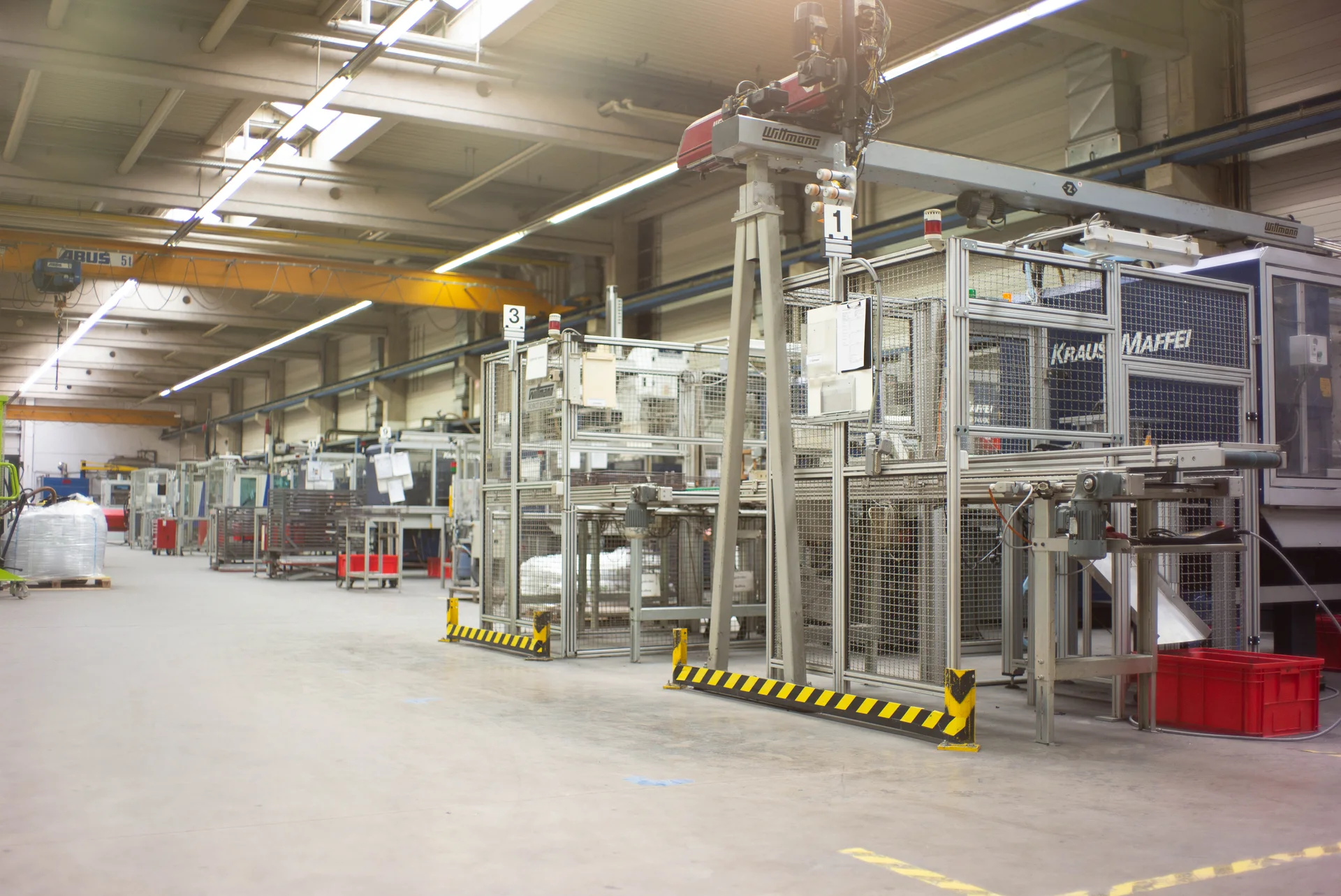 Maschinenpark bei Baumgarten: Reihen vollgeregelter Duroplast-Spritzgießautomaten in der Fertigungshalle