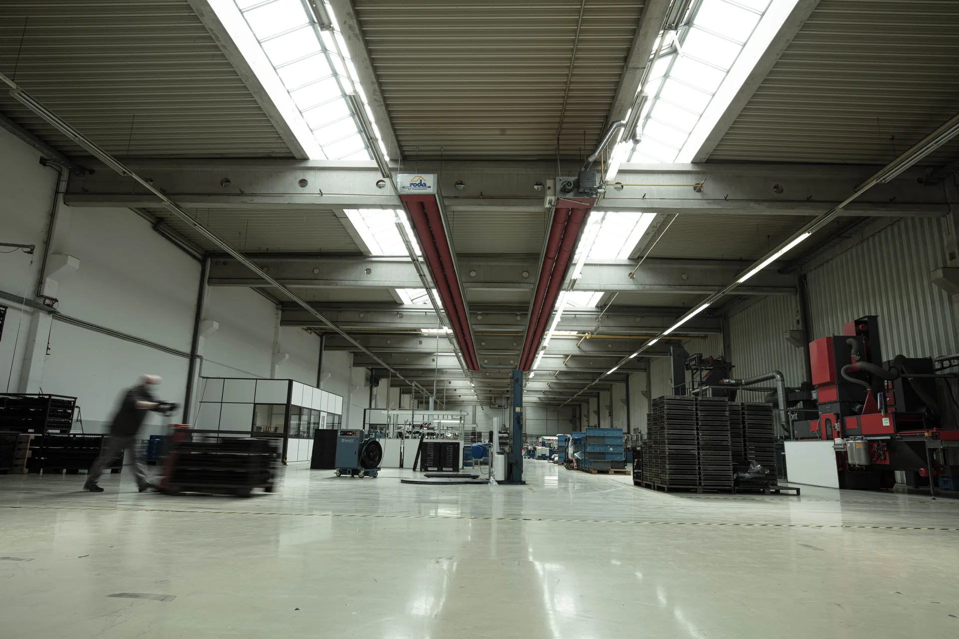 Weitwinkelblick in die Duroplast-Produktionshalle bei Baumgarten