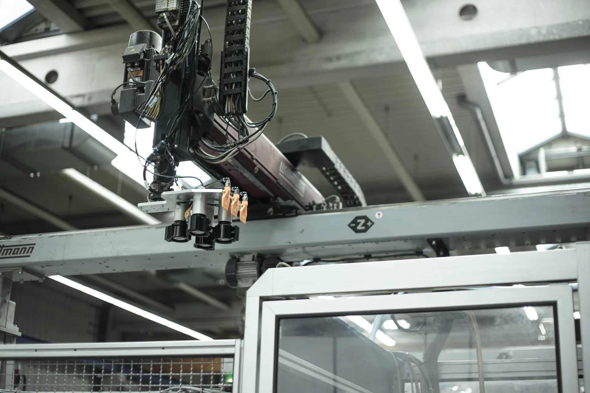 Wittmann-Robotergreifer über der Duroplast-Spritzgießzelle